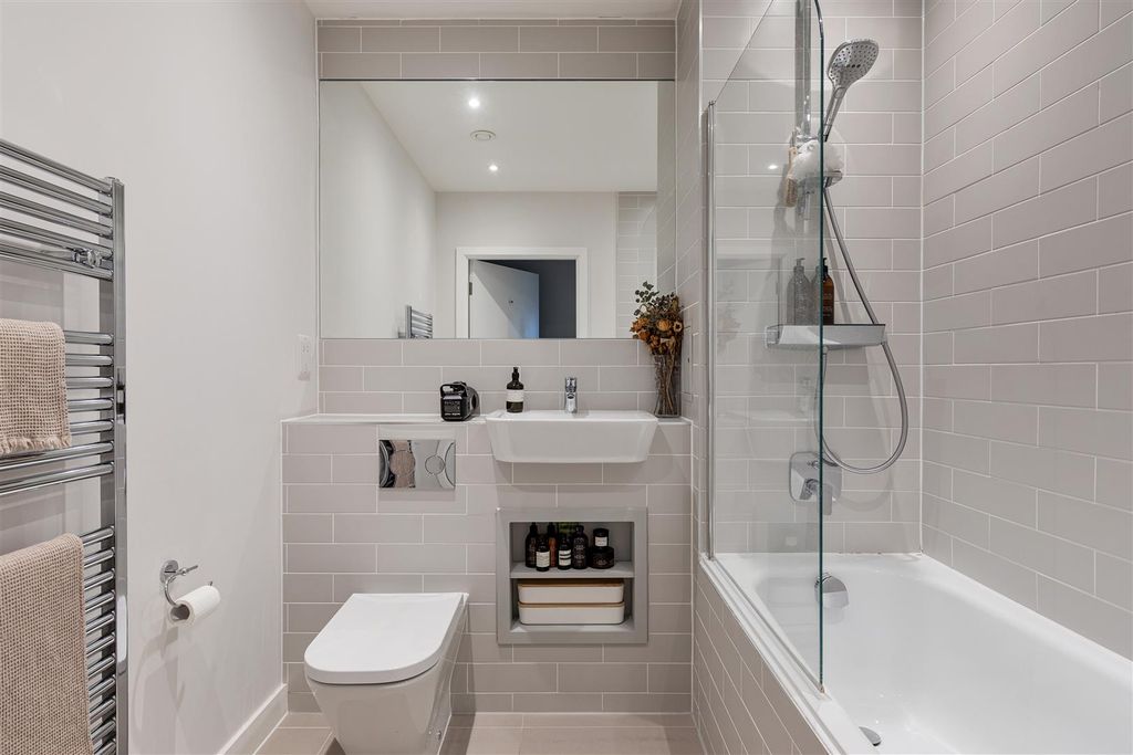 Property photo 3 of 25 Mission Grove, E17