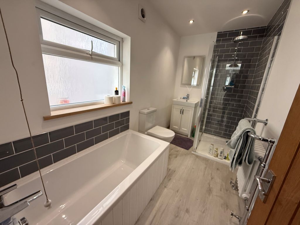 Property photo 2 of 10 Bathroom
