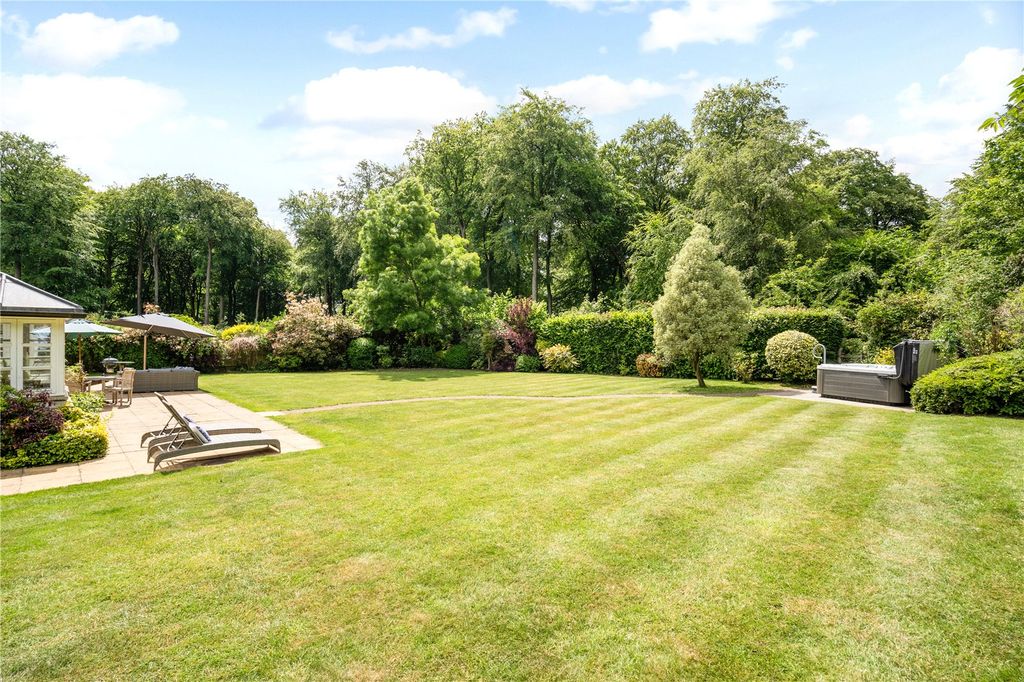 Property photo 2 of 30 Large Garden