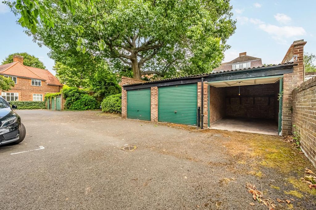 Property photo 1 of 5 Garage 64 Heathfield Gardens-2.Jpg