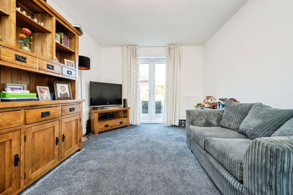 Property photo 2 of 17 Lounge