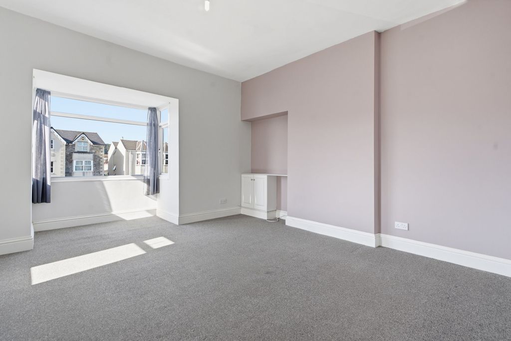 Property photo 3 of 27