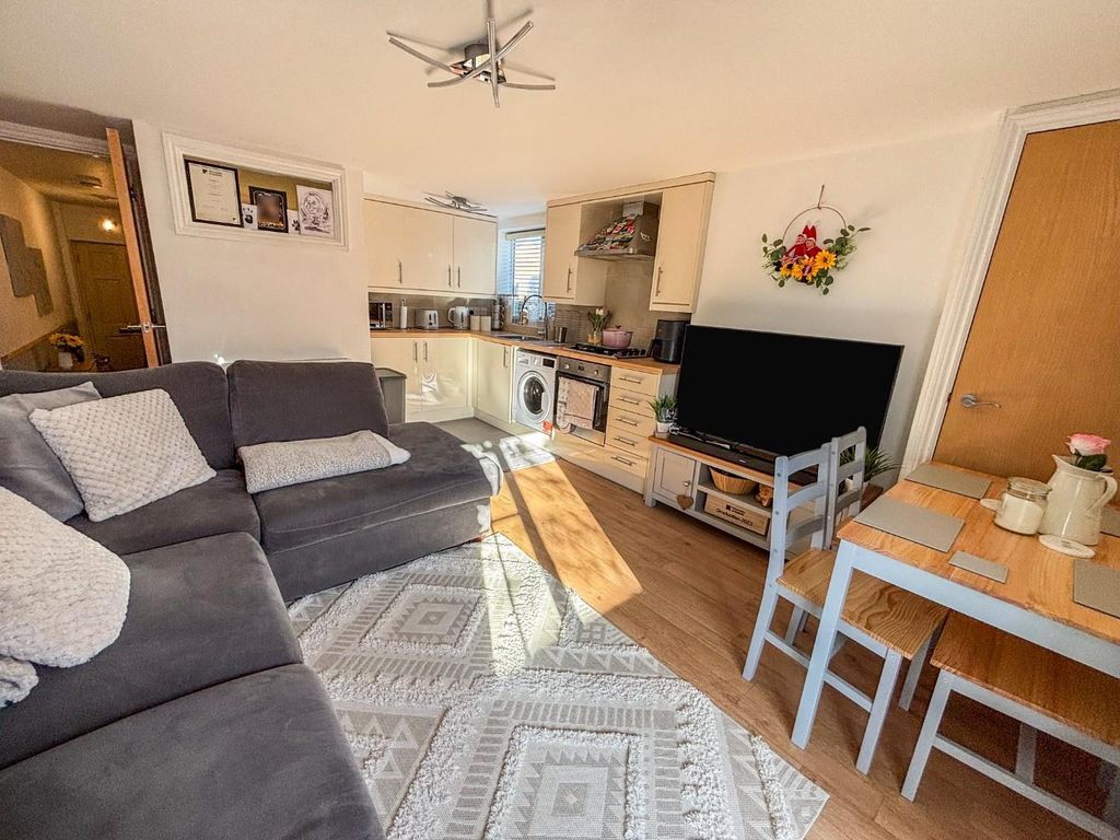 Property photo 3 of 11 Tlc_F44F55Ef-1877-4Ebf-89E1-417533663130_1Cabea3.J