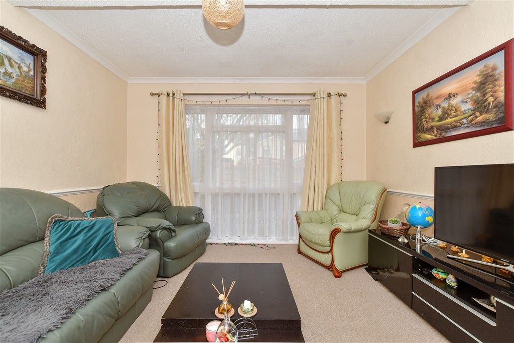 Property photo 3 of 9 Lounge