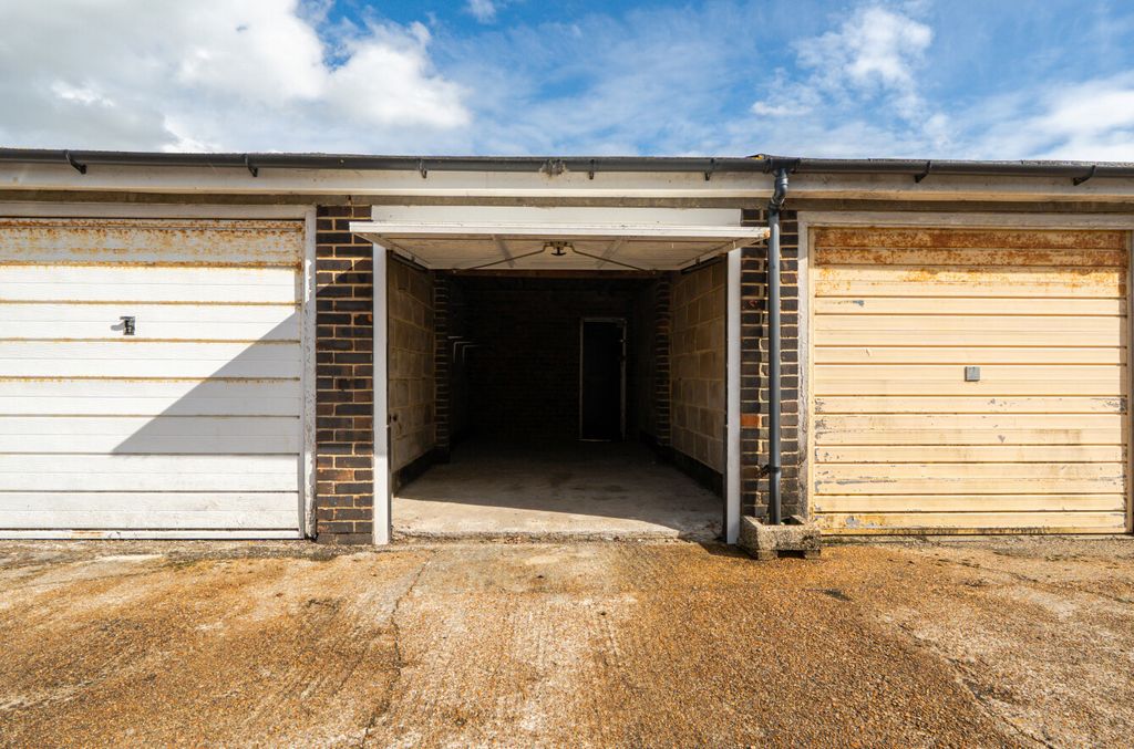 Property photo 2 of 9 1520321-6-1A0A571...