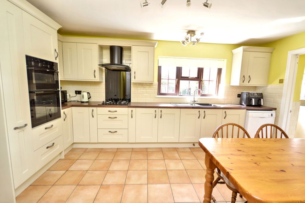 Property photo 3 of 17 Photo 12