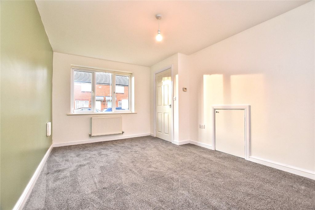 Property photo 3 of 13 Lounge