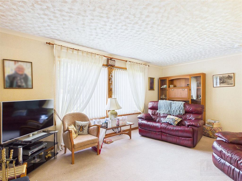 Property photo 2 of 31 Sitting Room