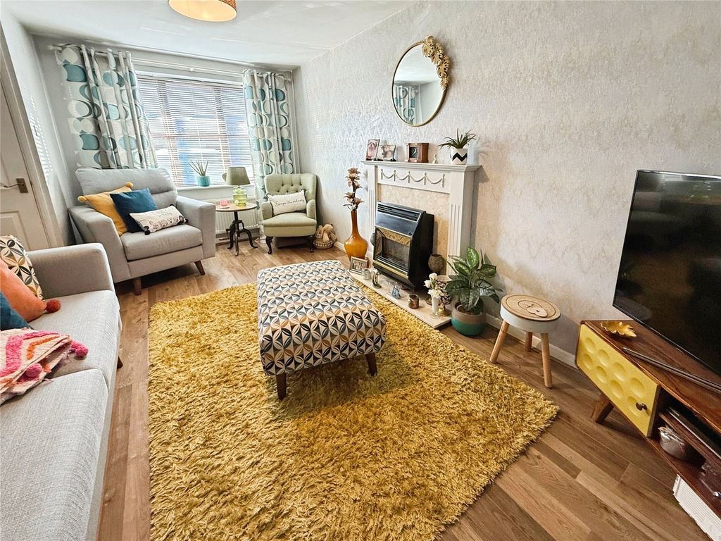 Property photo 3 of 16 Lounge