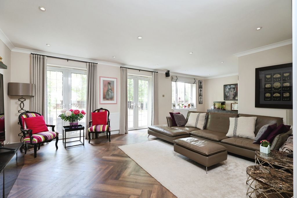 Property photo 2 of 24 Living Room