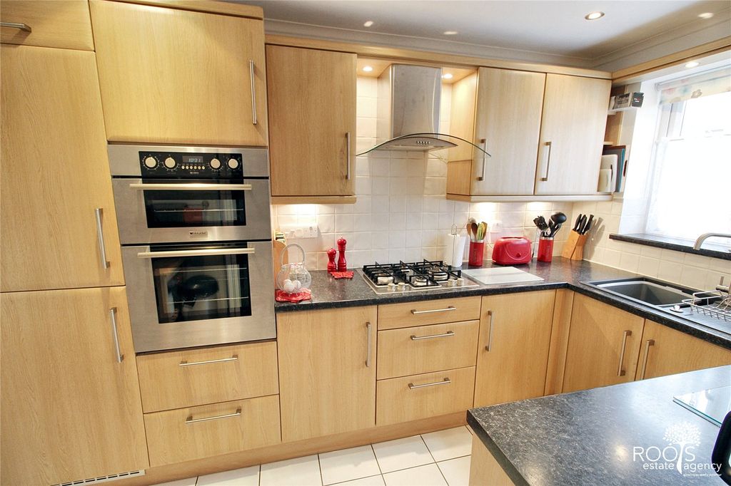 Property photo 3 of 16 Kitchen