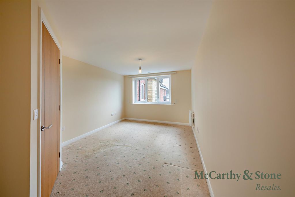 Property photo 3 of 17 8703321-Interior06-800.Jpg