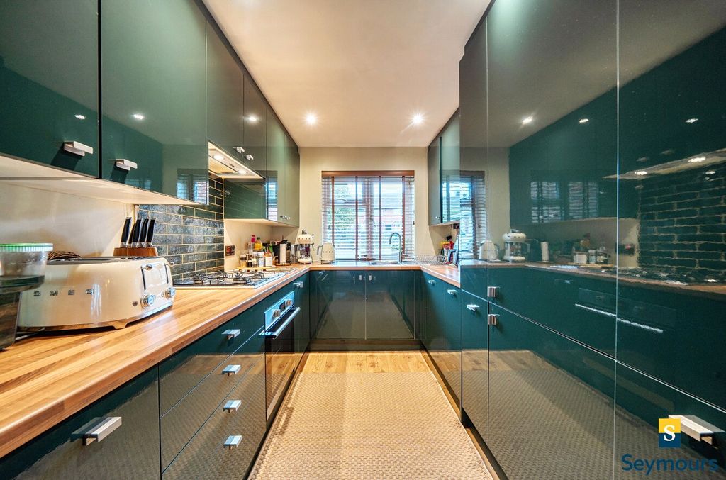 Property photo 3 of 20 Kitchen