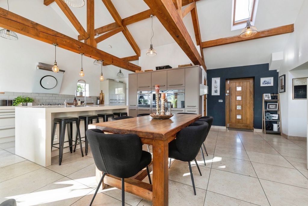 Property photo 3 of 24 Pbox-Img.Jpg