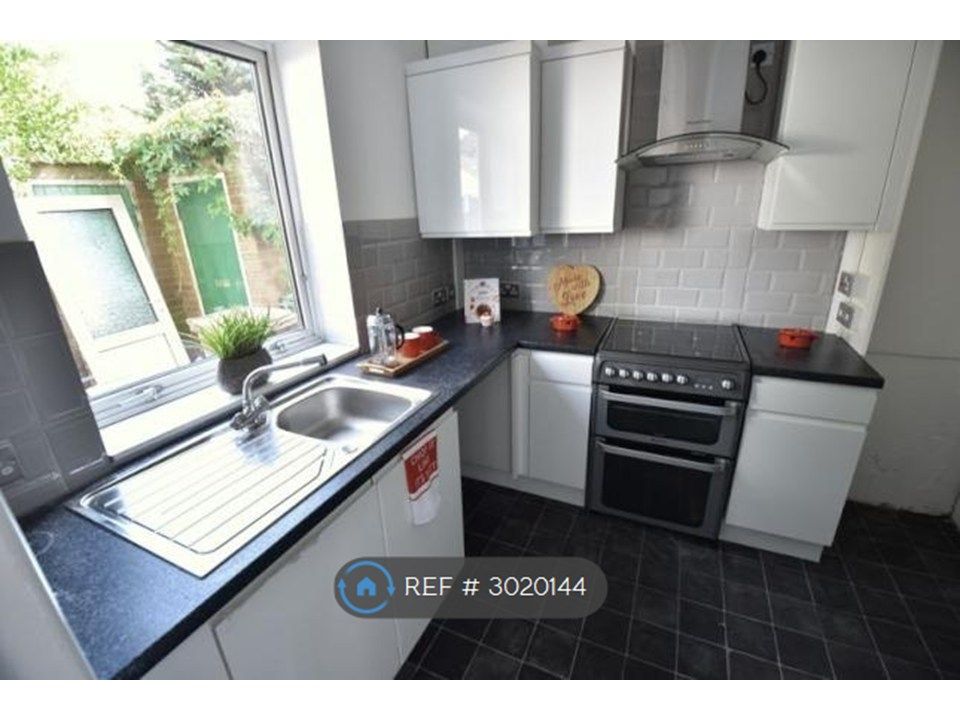 Property photo 3 of 11 High Gloss Fitted Kitchen Units