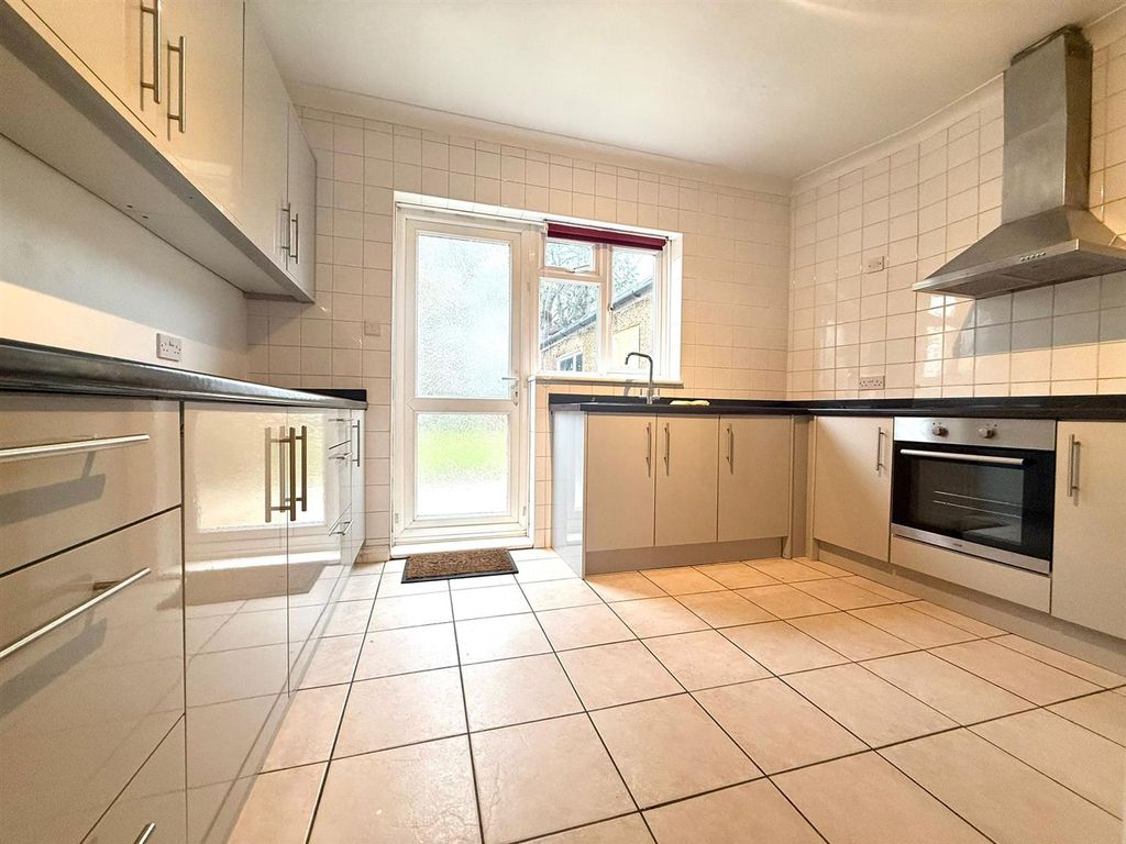 Property photo 2 of 11 Kitchen