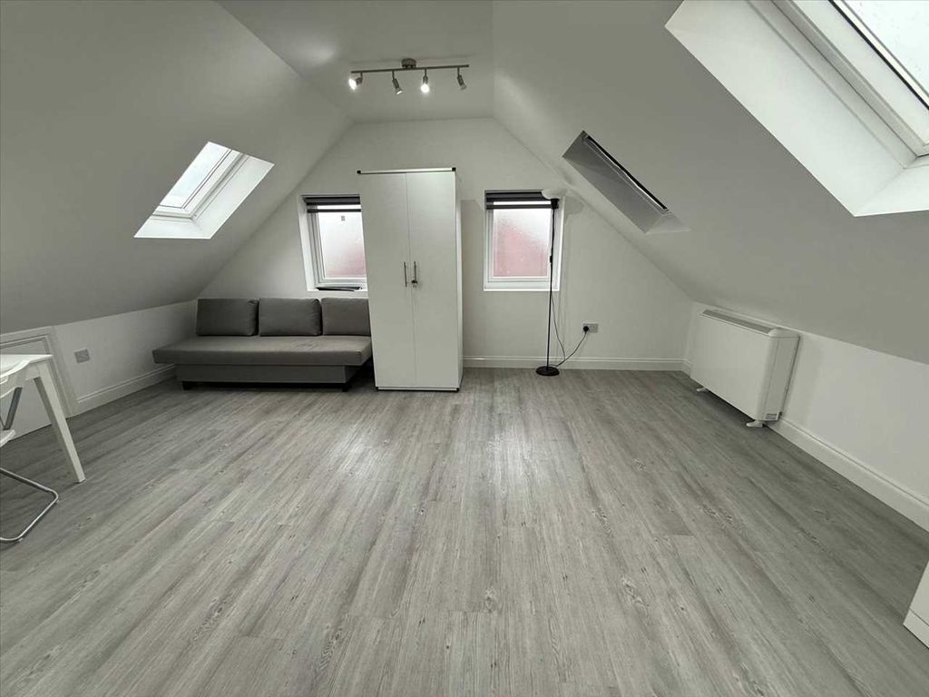 Property photo 2 of 6 Studio Room