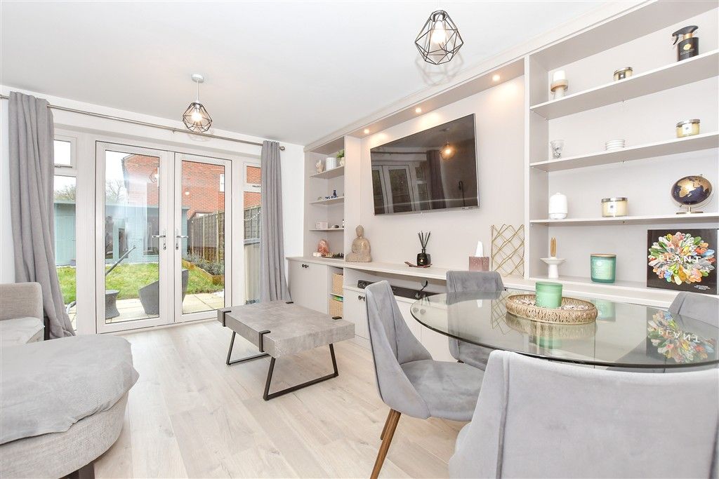 Property photo 3 of 11 Lounge