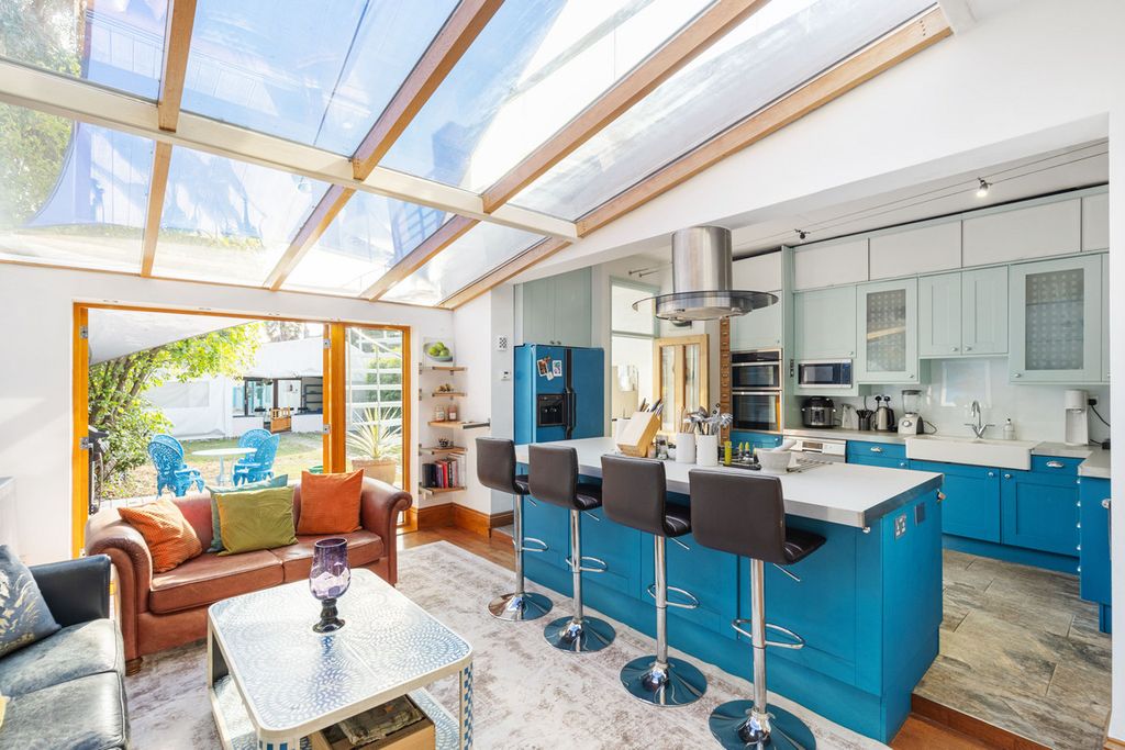 Property photo 3 of 28