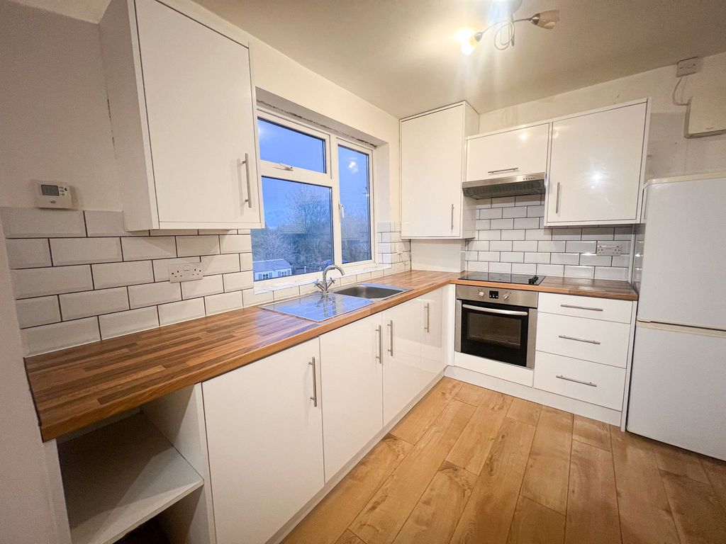 Property photo 2 of 8 Onslow Gardens E18