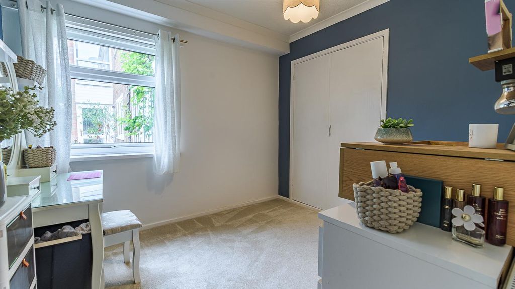 2 bed flat for salePontypridd Road, Barry CF62 photo 5