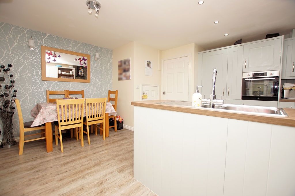 Property photo 3 of 16 Dining Area