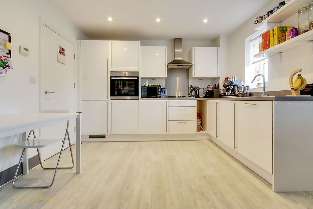 Property photo 2 of 12 Kitchen