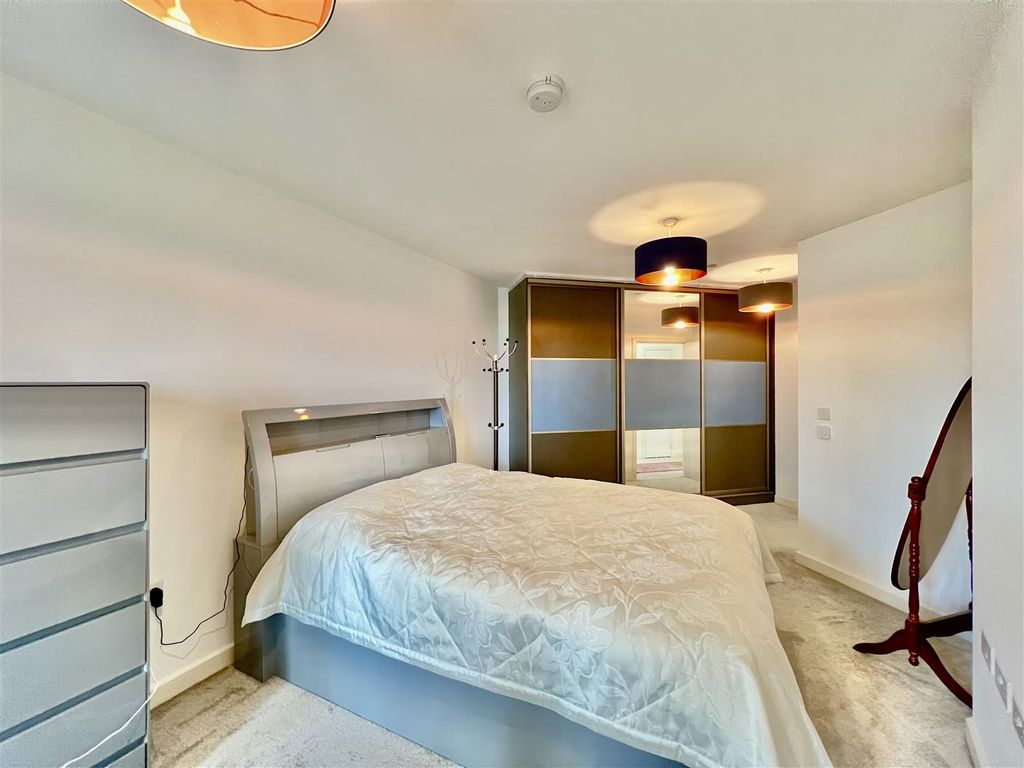 Property photo 2 of 10 Bedroom