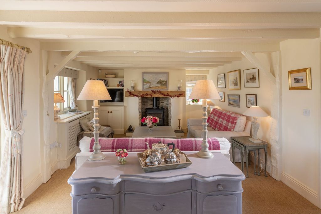 Property photo 2 of 18 Living Room_Dart View Cottage_Dittisham