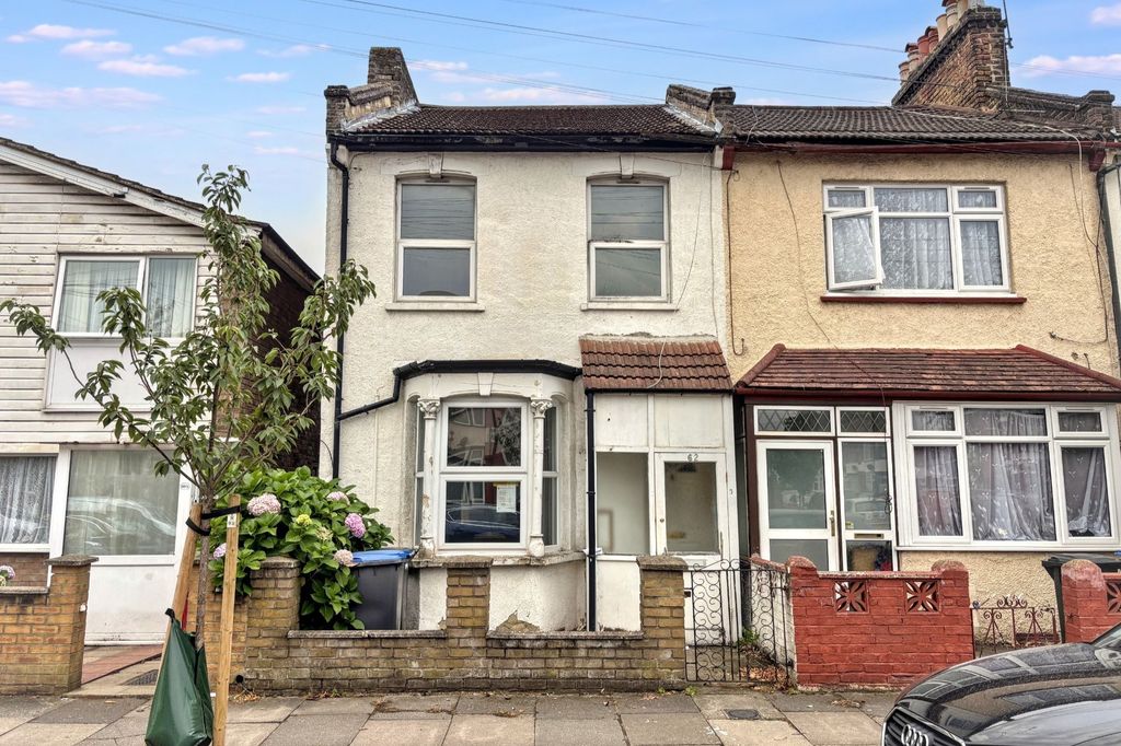 Property photo 1 of 14 62 Cavendish Road, Edmonton, London N18 2Ls