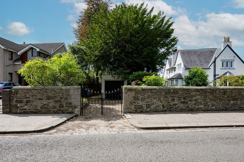 Property photo 2 of 21 Street