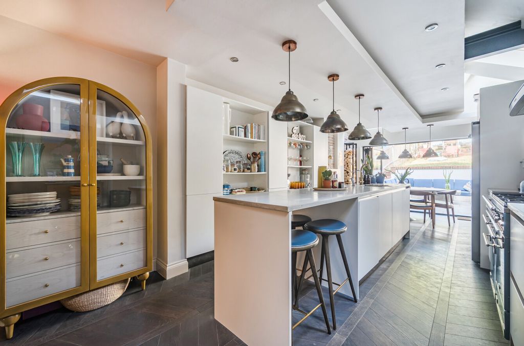 Property photo 2 of 27 1335504-11-68Adec...