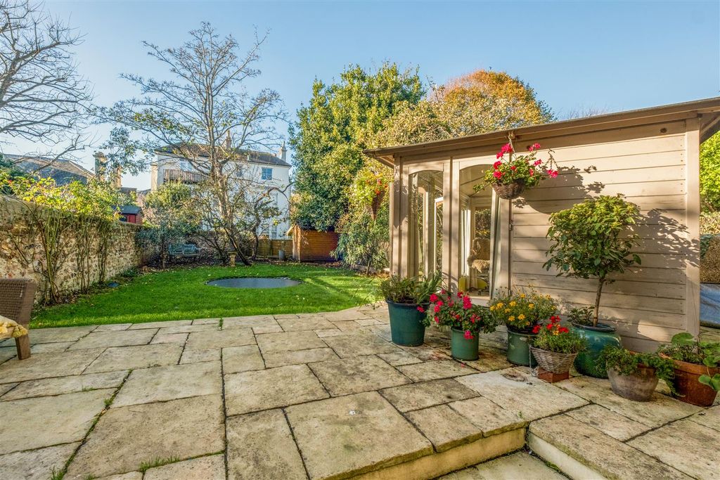 Property photo 3 of 24 7 Salisbury Rd-22.Jpg