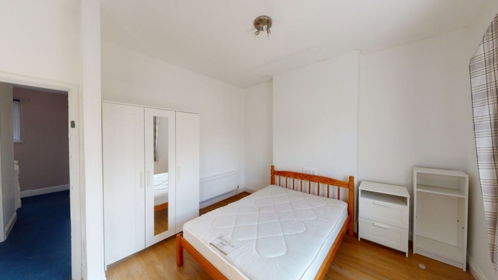 Property photo 2 of 11 A Spacious And Well-Lit Double Bedroom Featuring A...