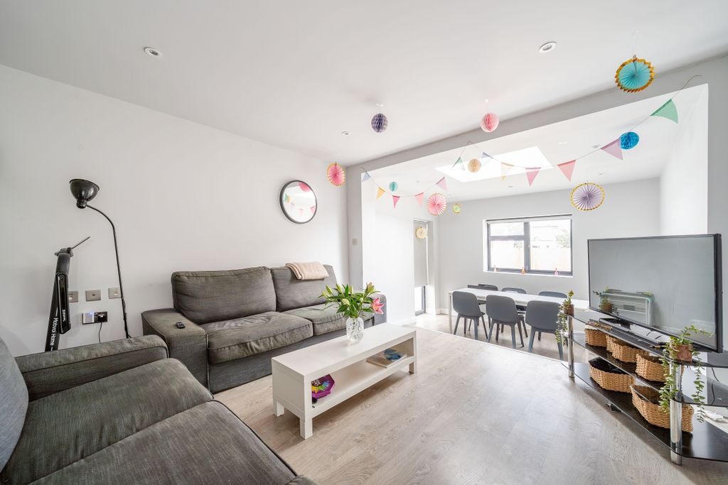 Property photo 1 of 18 2 Kellino Street 9