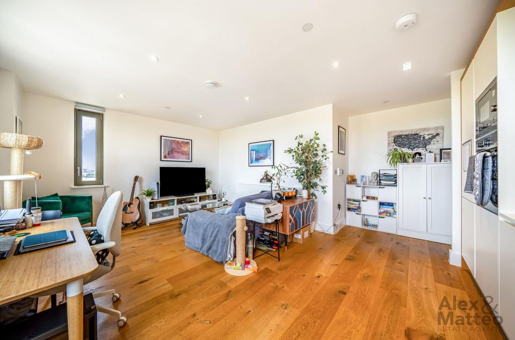 Property photo 2 of 12 Imperial Court