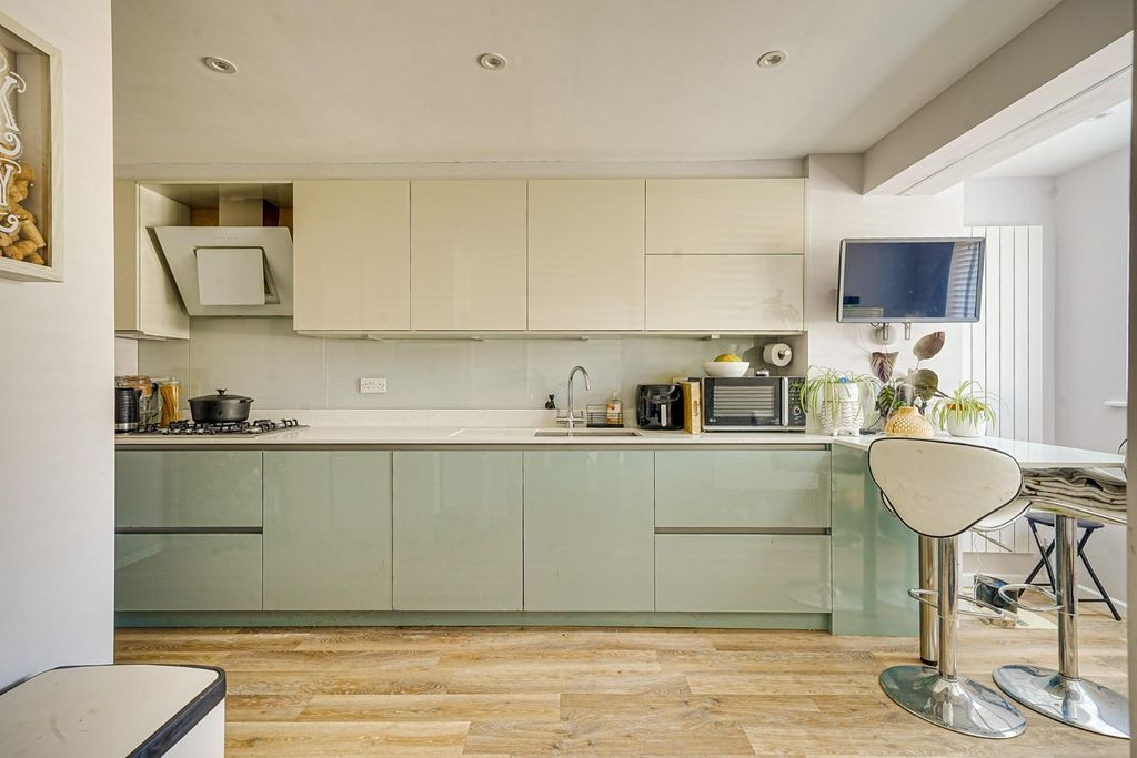 Property photo 3 of 24