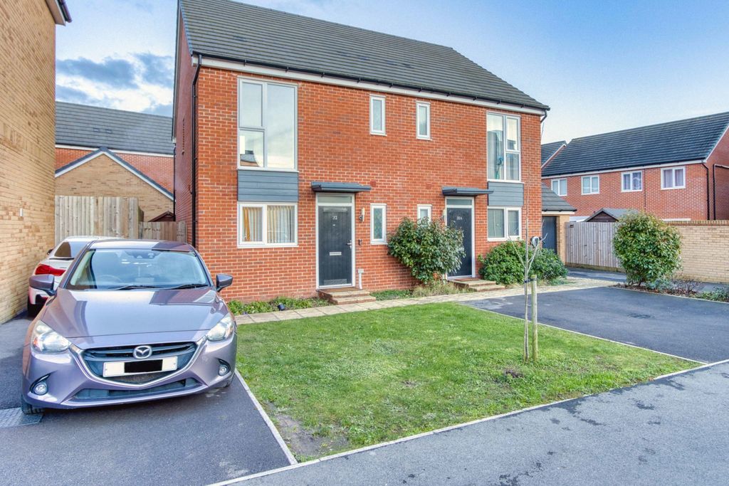 Property photo 1 of 14 Apple Tree Close