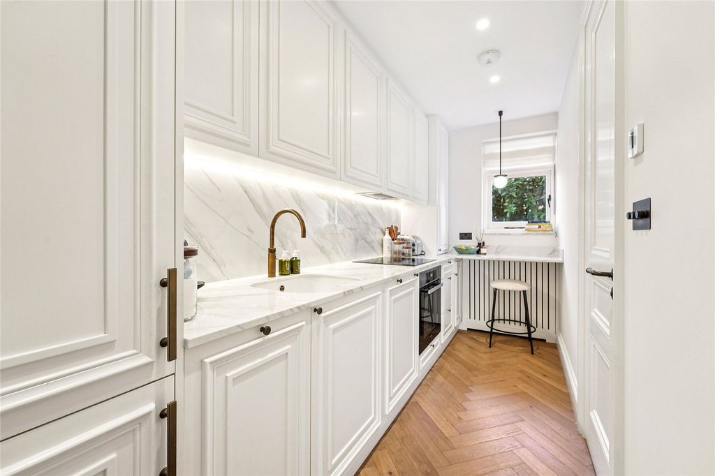 Property photo 2 of 9 Kitchen