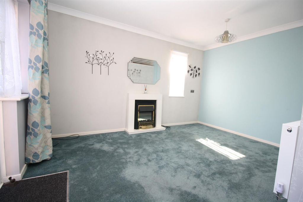 Property photo 3 of 14 Lounge