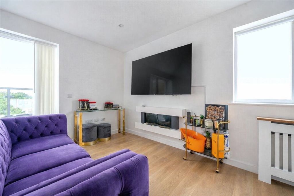 Property photo 3 of 10 5718712