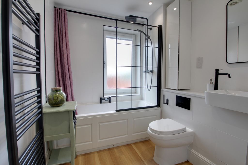 Property photo 3 of 11 Bathroom