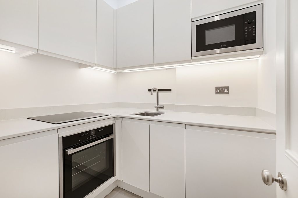 Property photo 3 of 11 Kitchen