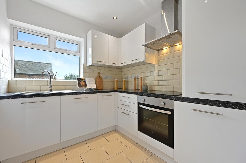 Property photo 3 of 6 Kitchen