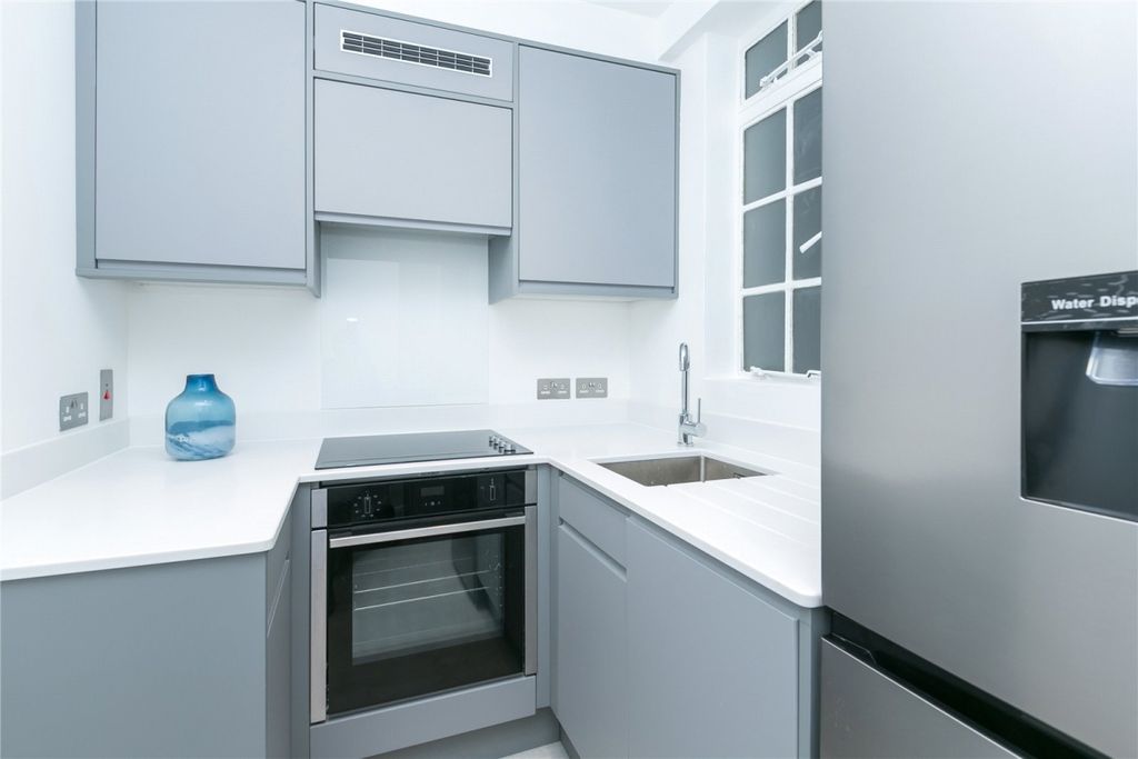 Property photo 2 of 10 Kitchen