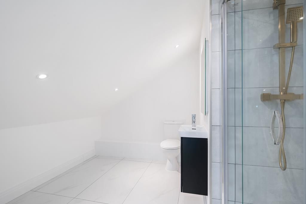 Property photo 3 of 10 Bathroom