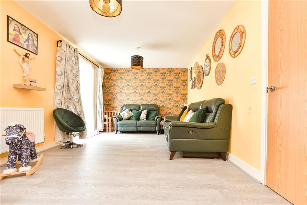 Property photo 3 of 12 Lounge