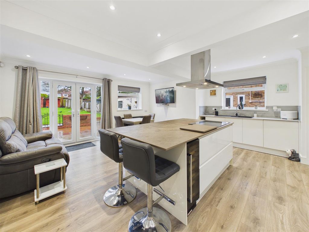 Property photo 2 of 21 Living Kitchen