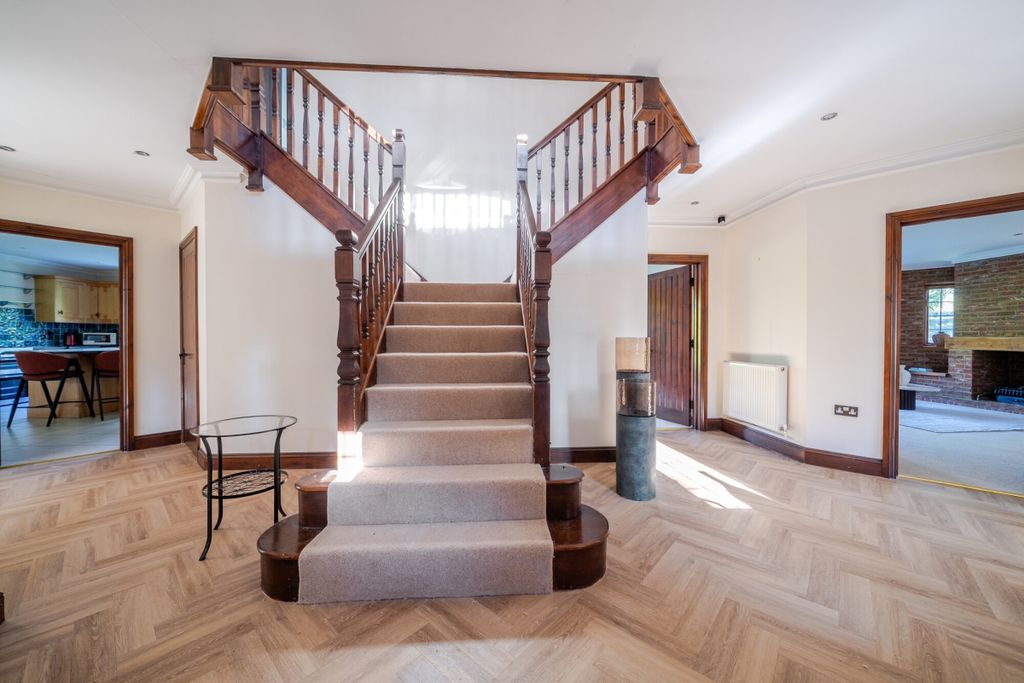 Property photo 2 of 18 Westwood Road