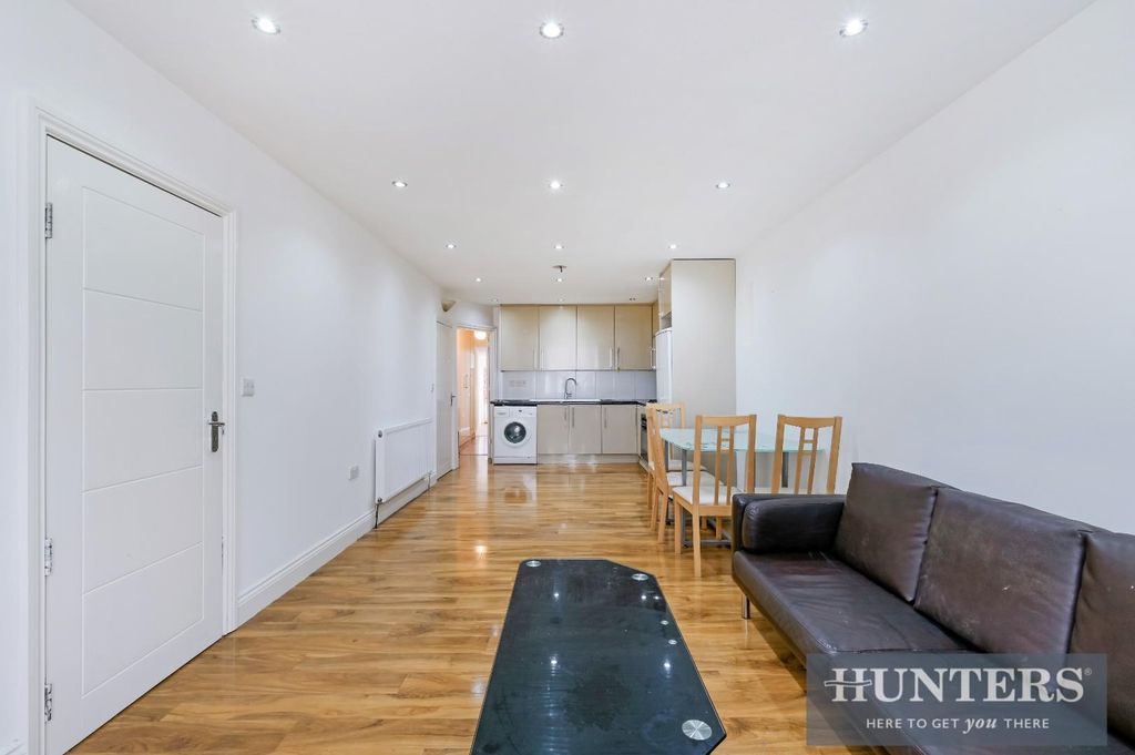 Property photo 2 of 16 Vicarage Farm Road, -5.Jpg